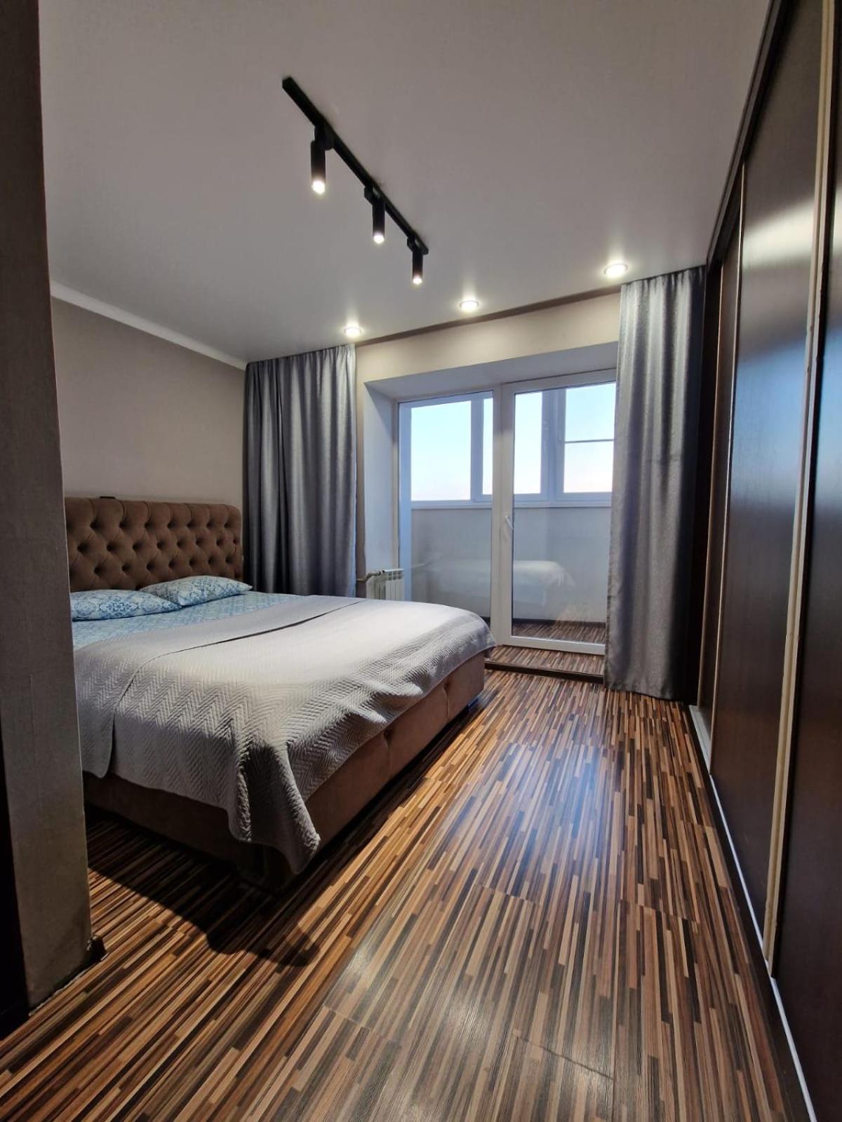 Apartment On Republic Square Öskemen Buitenkant foto